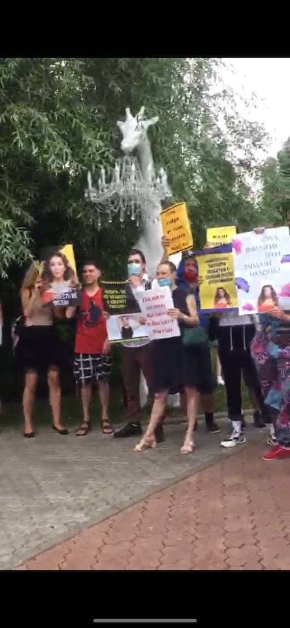 Сбежала с огромным количеством охраны: в Москве сорвали концерт Ани Лорак (видео)